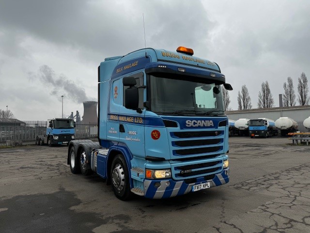 Side View: Powerful Scania G450 tractor unit equipped with tipping hydraulics, perfect for construction and heavy-duty transport.