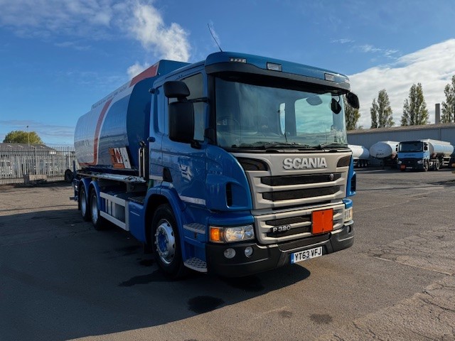 Front View: Front view of a Scania P320 fuel tanker featuring a front-mounted delivery hose and reel for efficient fuel dispensing.