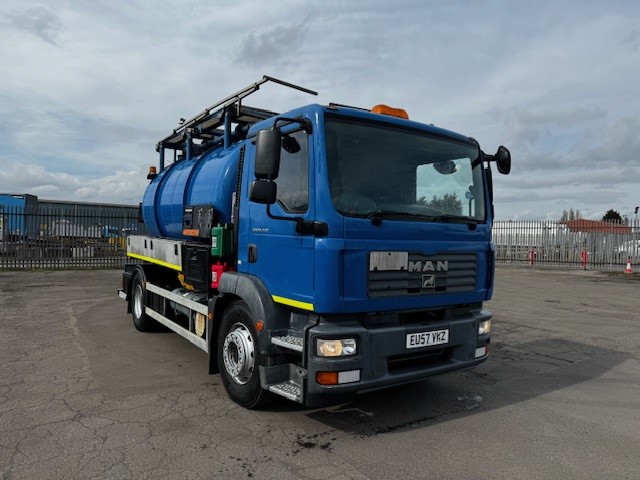 Side View: 2008 MAN TGM 18.240 ADR vacuum tanker with 4,500L x 2 waste compartments, 1,500L clean water tank, and jet wash hose reel.