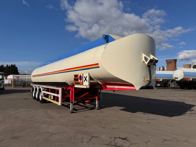 2017 Lakeland Innovator 45,575L Fuel Tanker Trailer: Power Up Your Fuel Distribution in Africa, Europe, Middle East & More! This high-capacity 2017 Lakeland Innovator fuel tanker trailer is perfect for businesses in Africa, Europe, Middle East and other regions looking to dominate fuel distribution!