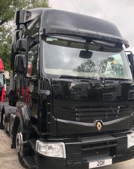 Used 2011 Renault 460dxi Premium Truck for Export to Equatorial Guinea: Reliable & Efficient UK-Sourced Solution for Oil Industry.