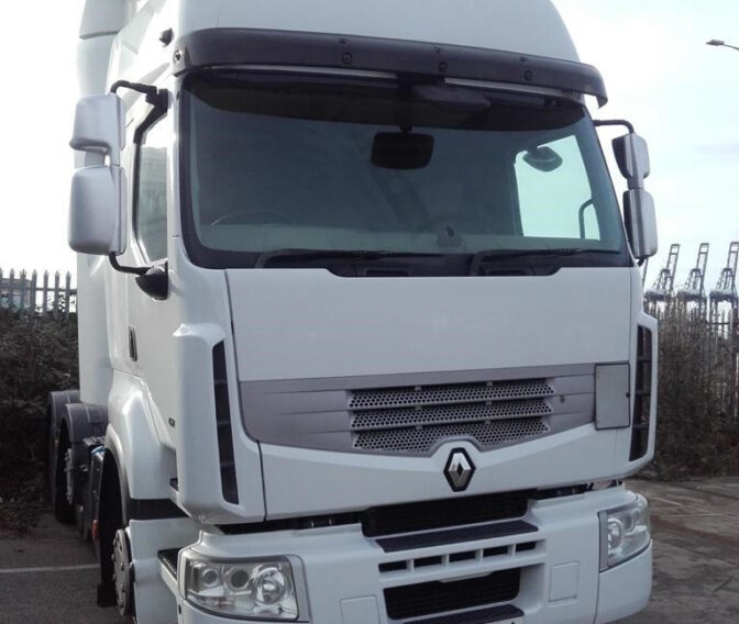 Used 2013 Renault 460 Dxi Premium Truck for Export to Equatorial Guinea: Reliable & Efficient UK-Sourced Solution for Oil Industry.