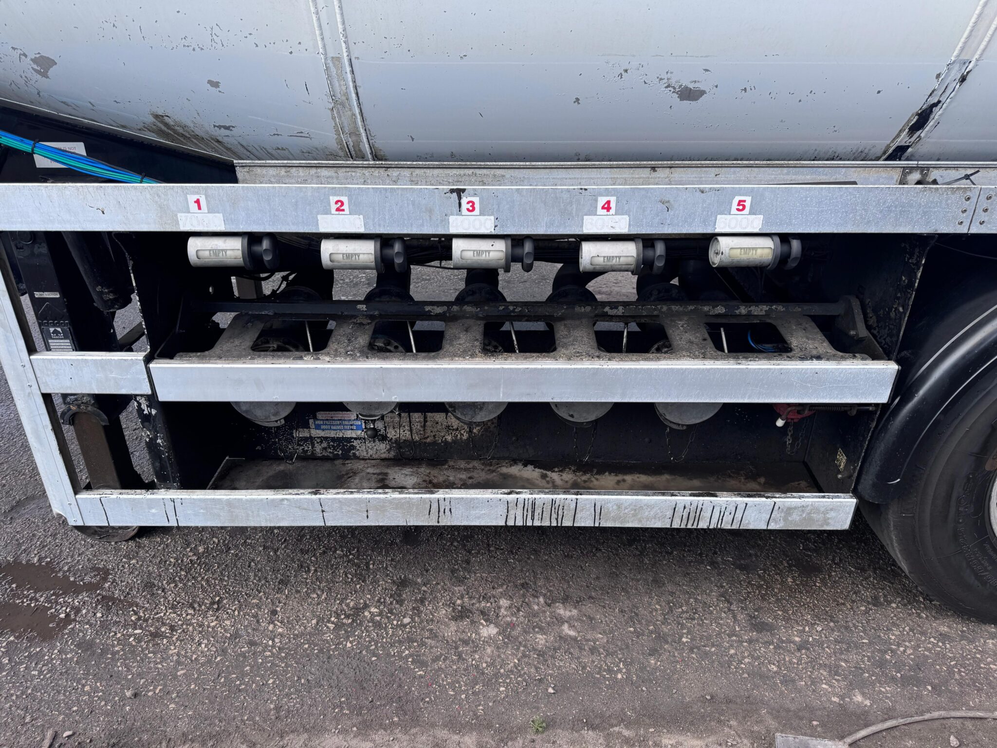 2003 Heil Urban Fuel Tanker: 30,560L aluminum, 5 compartments, tandem axle, ROR brakes. Worldwide shipping available. Call or WhatsApp Paul on: +44 7712 674458