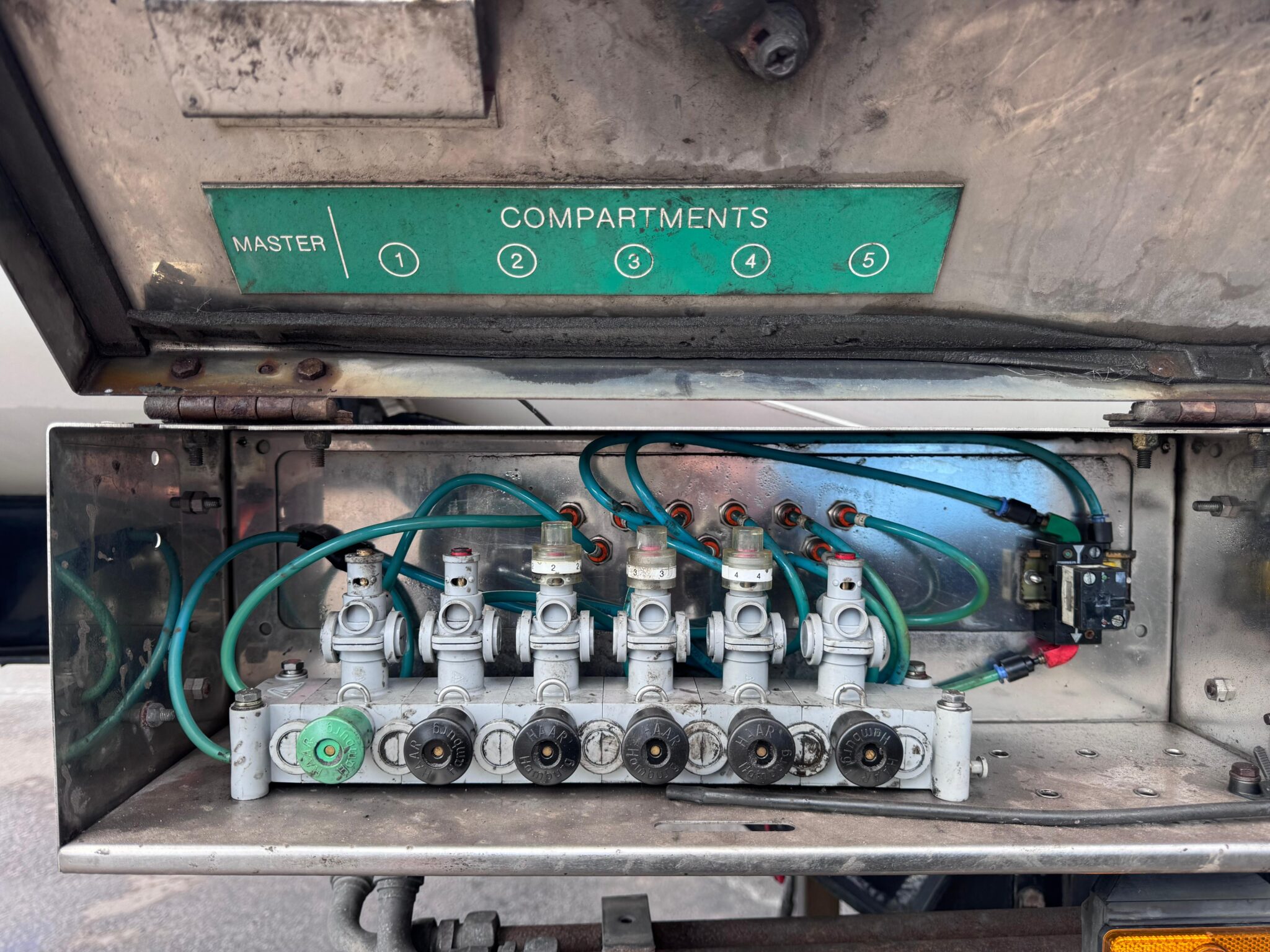 2003 Heil Urban Fuel Tanker: 30,560L aluminum, 5 compartments, tandem axle, ROR brakes. Worldwide shipping available. Call or WhatsApp Paul on: +44 7712 674458