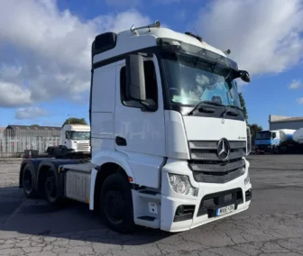 Mercedes Actros 2543 6x2 tractor unit in white, 2016 Euro 6 model with roof-mounted air horns and sun visor, available for worldwide export